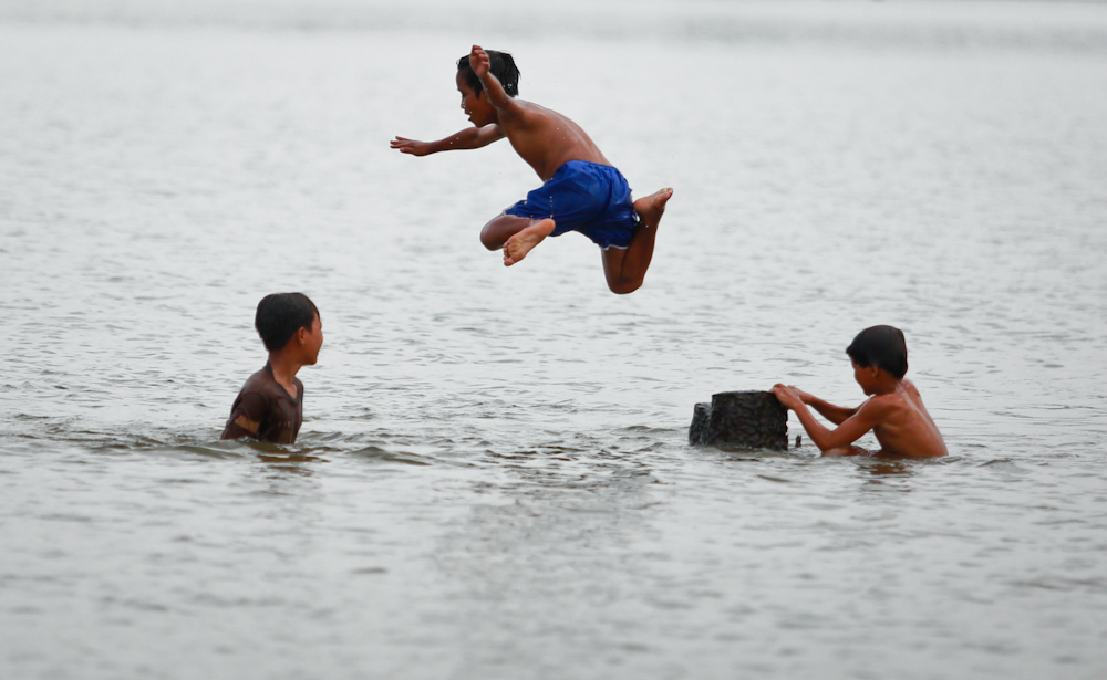 Những đứa trẻ Ê Đê tắm trên hồ